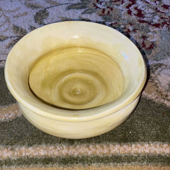 Pastel Yellow Glazed Studio Pottery Bowl -Unsigned. Unique Shallow Bowl - Picture 3 of 6
